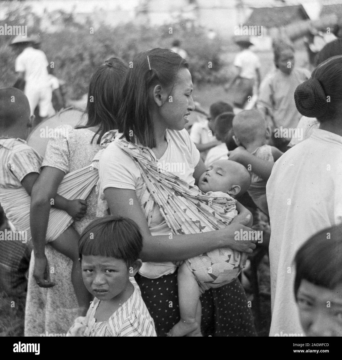 1948 - femme indonésienne avec bébé en slendang - Indonésie, Indes néerlandaises Banque D'Images