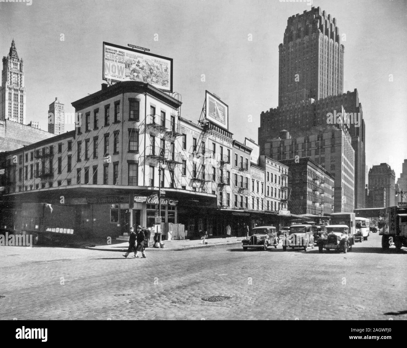 Les panneaux d'accueil les bâtiments à l'angle de Warren et de l'Ouest. Sts, voitures immobilisées dans la rue, téléphone et télégramme du monde au-delà du bâtiment à r. West Street rangée : V, entre Warren & Murray Rue, Manhattan ca. 1936 Banque D'Images