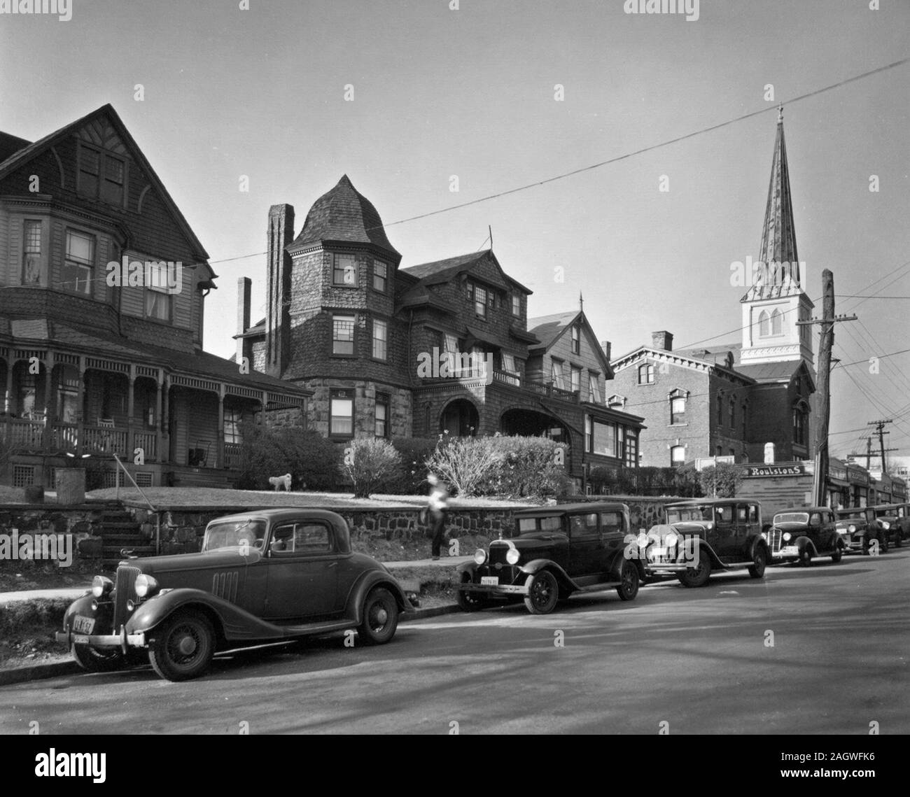 Jusqu'à la maison de la Reine Anne, la rue à gauche, église, commerces, à droite, style Shingle et une autre chambre au milieu, les voitures le long de la rue. La Place, non. 340-348, Staten Island ca. 1937 Banque D'Images