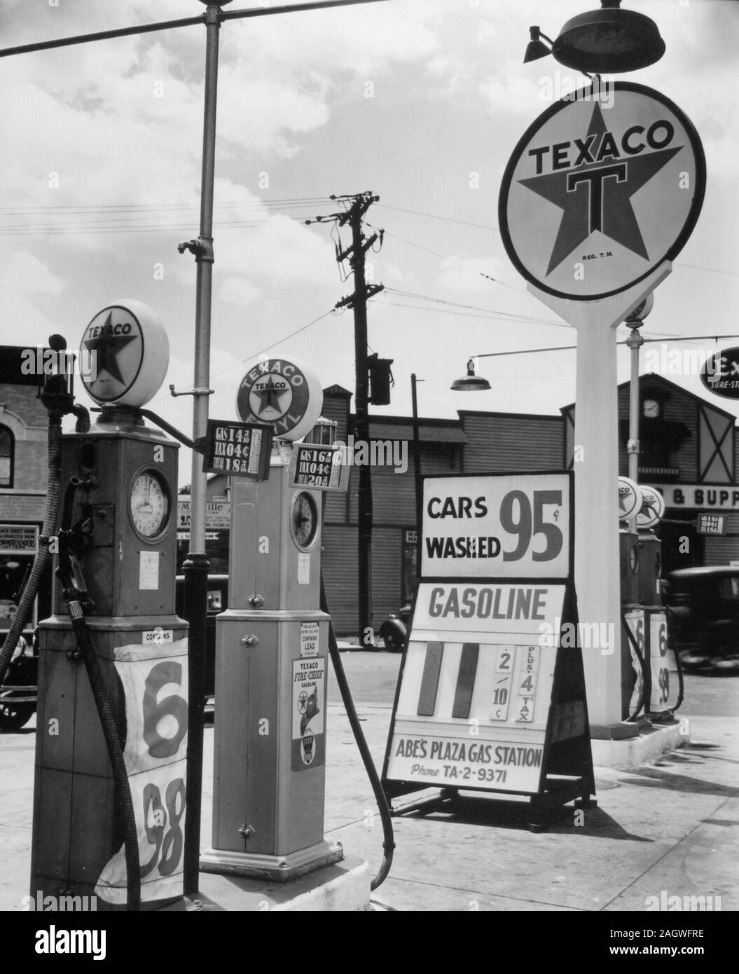 Station essence Texaco, Tremont Avenue et Dock Street, Bronx. Quatre pompes à essence Texaco et signe à Abe's Plaza station essence, avec des prix du gaz énumérés à 11 cents, lavé les voitures 2/10 pour 95 cents.ca. 1936 Banque D'Images