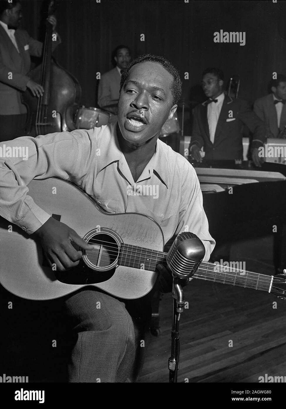 Portrait de Josh White, Café Society (centre-ville), New York, N.Y., ca. Juin 1946 Banque D'Images
