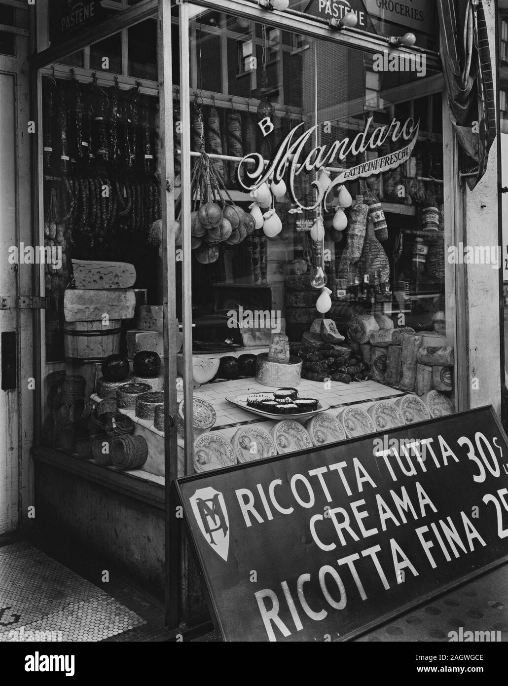 Afficher la fenêtre à Mandaro Latticini Freschi, y compris la publicité signe de ricotta. Banque D'Images