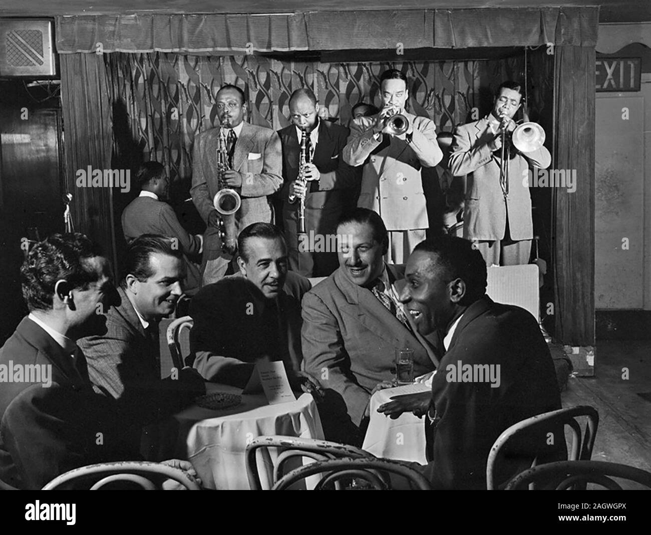 Portrait de Ben Webster, Eddie Barefield (Emmanuel), Buck Clayton, Benny Morton, Joe Marsala, et cosy Cole, célèbre porte, New York, N.Y., ca. 1947 oct. Banque D'Images