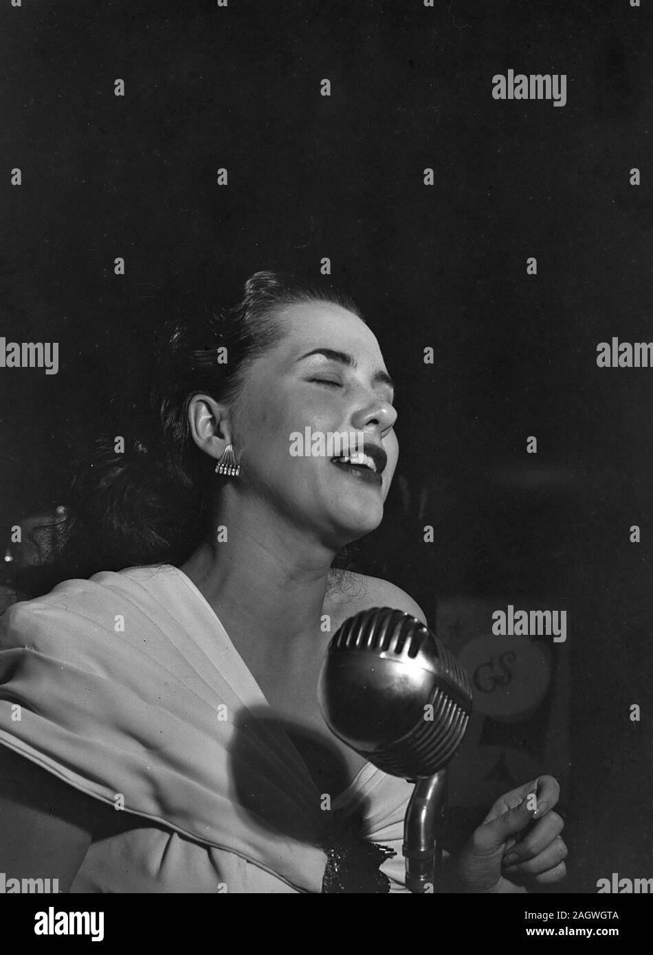 Portrait d'Ann Hathaway, Café Society (centre-ville), New York, N.Y., entre 1946 et 1948 Banque D'Images