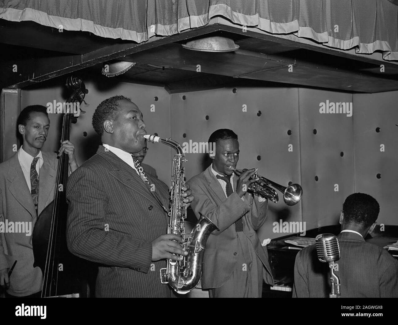 Portrait de Charlie Parker, Tommy Potter, Miles Davis, Duke Jordan et Max Roach, trois égalités, New York, N.Y., ca. 1947 Août Banque D'Images