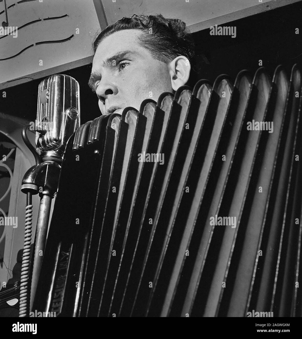 Portrait de musicien de jazz Joe Mooney, jazz et pop américain, organiste, accordéoniste et chanteur ca. Octobre 1946 Banque D'Images