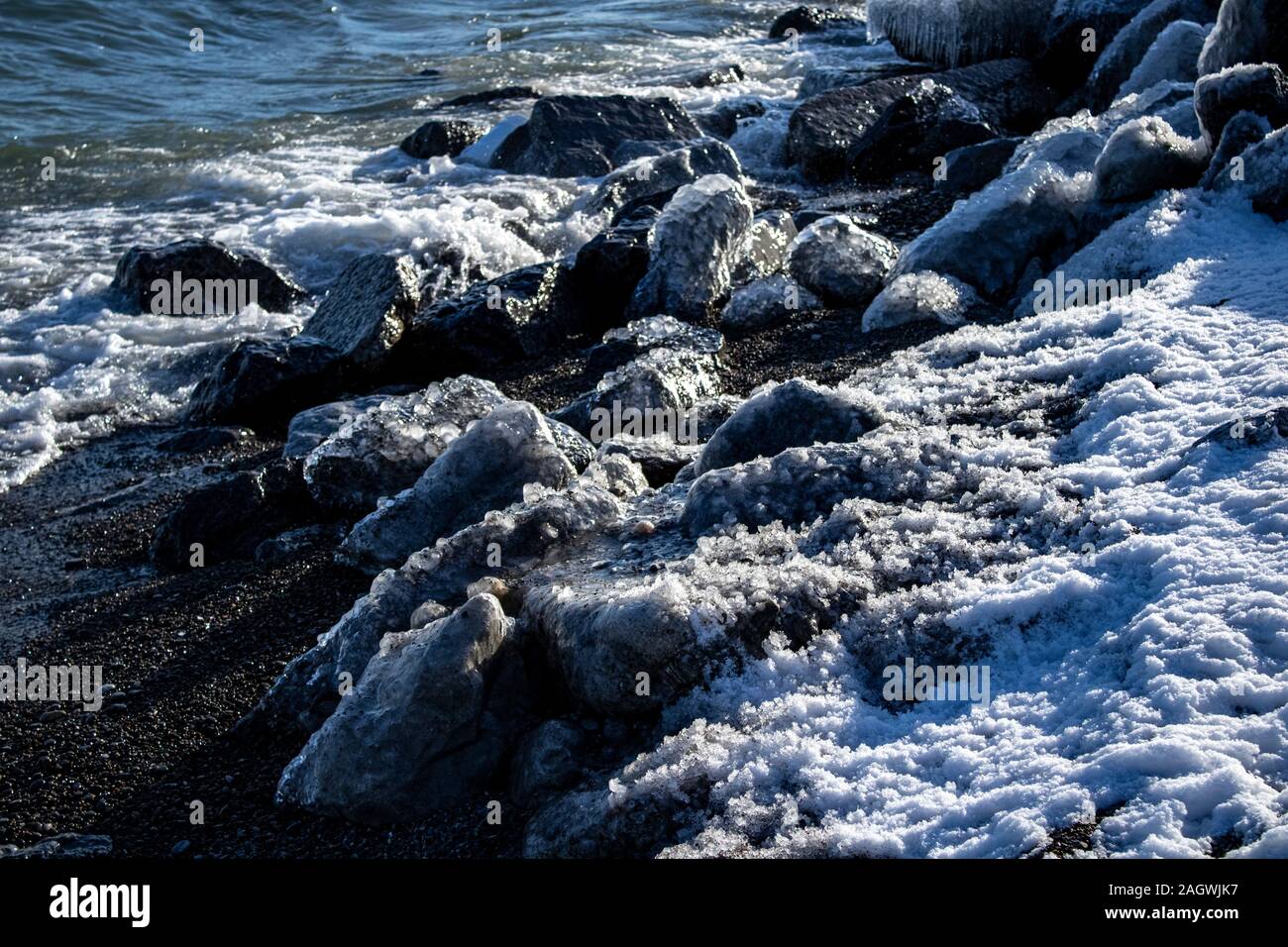 Pierres gelées au bord du lac un après-midi d'hiver Banque D'Images