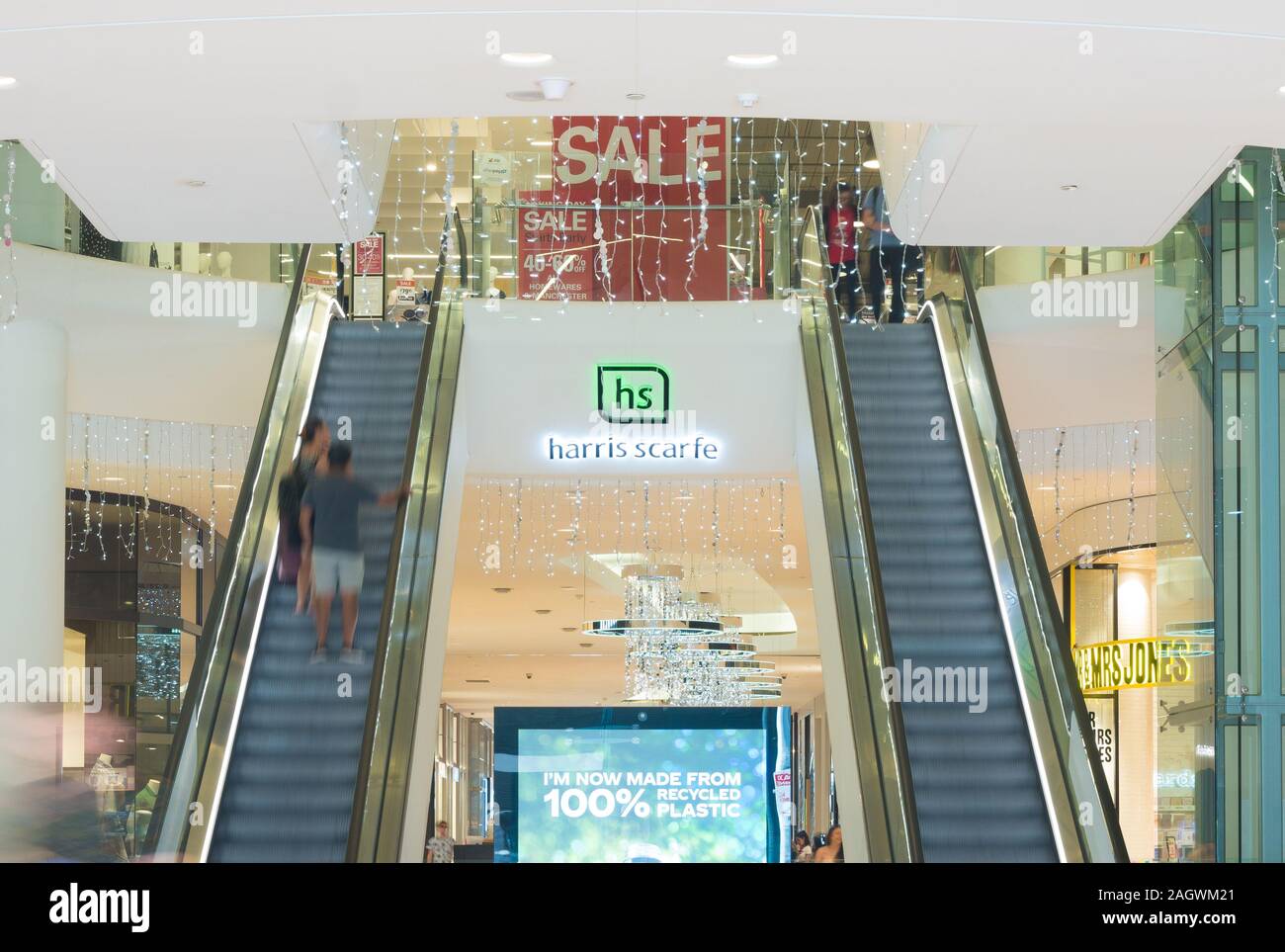 Shoppers ride un escalator jusqu'à la Harris Scarfe department store à Adelaide, Australie du Sud, Australie. Banque D'Images