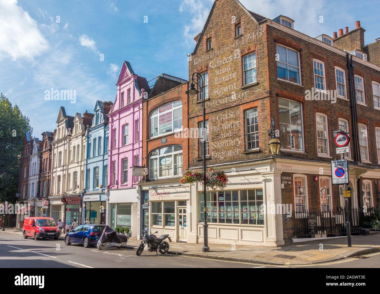 Période colorés, façades et commerces de la propriété ci-dessous, en Heath Street, London, NW3, Angleterre, Royaume-Uni. Banque D'Images