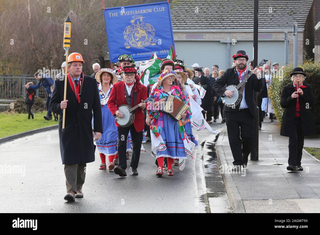 Chichester, UK. Dec 21, 2019. Anglais déjanté où les membres de l'événement de la brouette de Chichester faire un don Club des colis pour les personnes âgées et le maire de roue puis de nouveau dans le centre-ville dans une brouette. C'est la 123e course de brouettes. La Brouette Club de Chichester se réfère à l'ancienne Corporation de St Pancras fondée en 1689 Guillaume d'Orange pour célébrer l'accès au trône. C'est le plus ancien club de dîner au Royaume-Uni. Sur la photo est l'action de l'événement historique en cours. Crédit : Sam Stephenson/Alamy Live News Banque D'Images