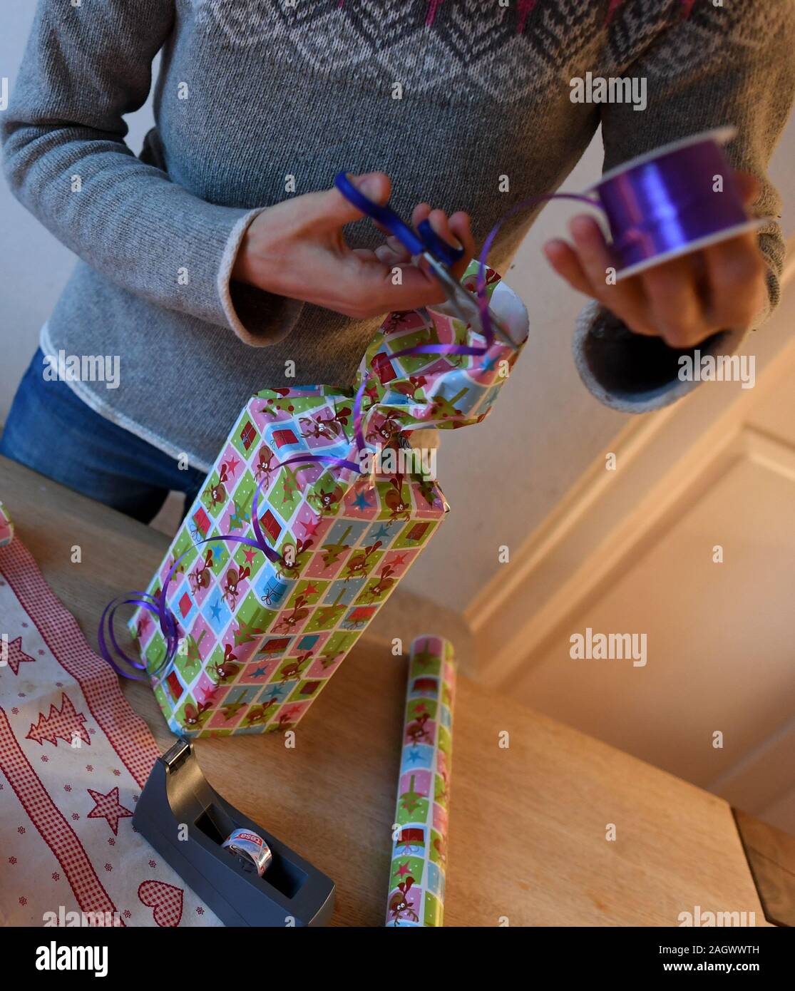 Garmisch Partenkirchen, en Allemagne. Dec 22, 2019. ILLUSTRATION - Une femme s'enroule de Noël sur la quatrième apparition. Credit : Angelika Warmuth/dpa/Alamy Live News Banque D'Images