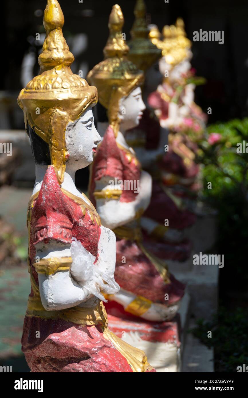 Statues bouddhiques à l'extérieur d'un temple, Chiang Mai, Thaïlande Banque D'Images