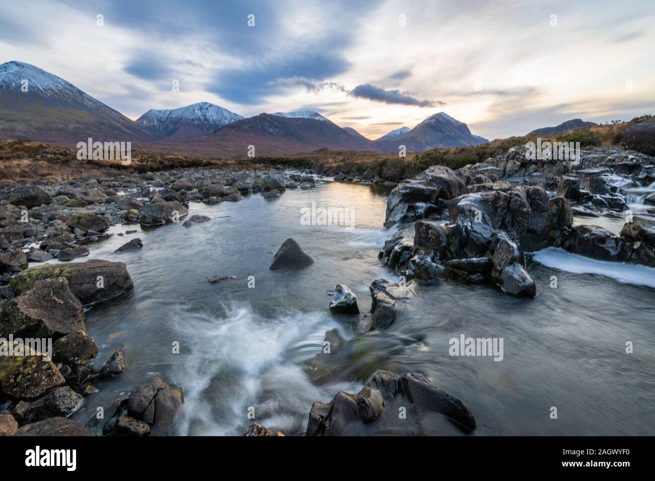 Rivière et Montagne au lever du soleil, près de l'île de Skye, Sligachen Banque D'Images