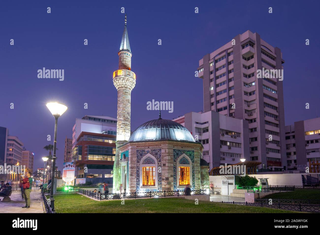 Izmir, Turquie. Mosquée Konak (Konak Cami) sur la place centrale, à côté de la tour de l'horloge la nuit. Banque D'Images