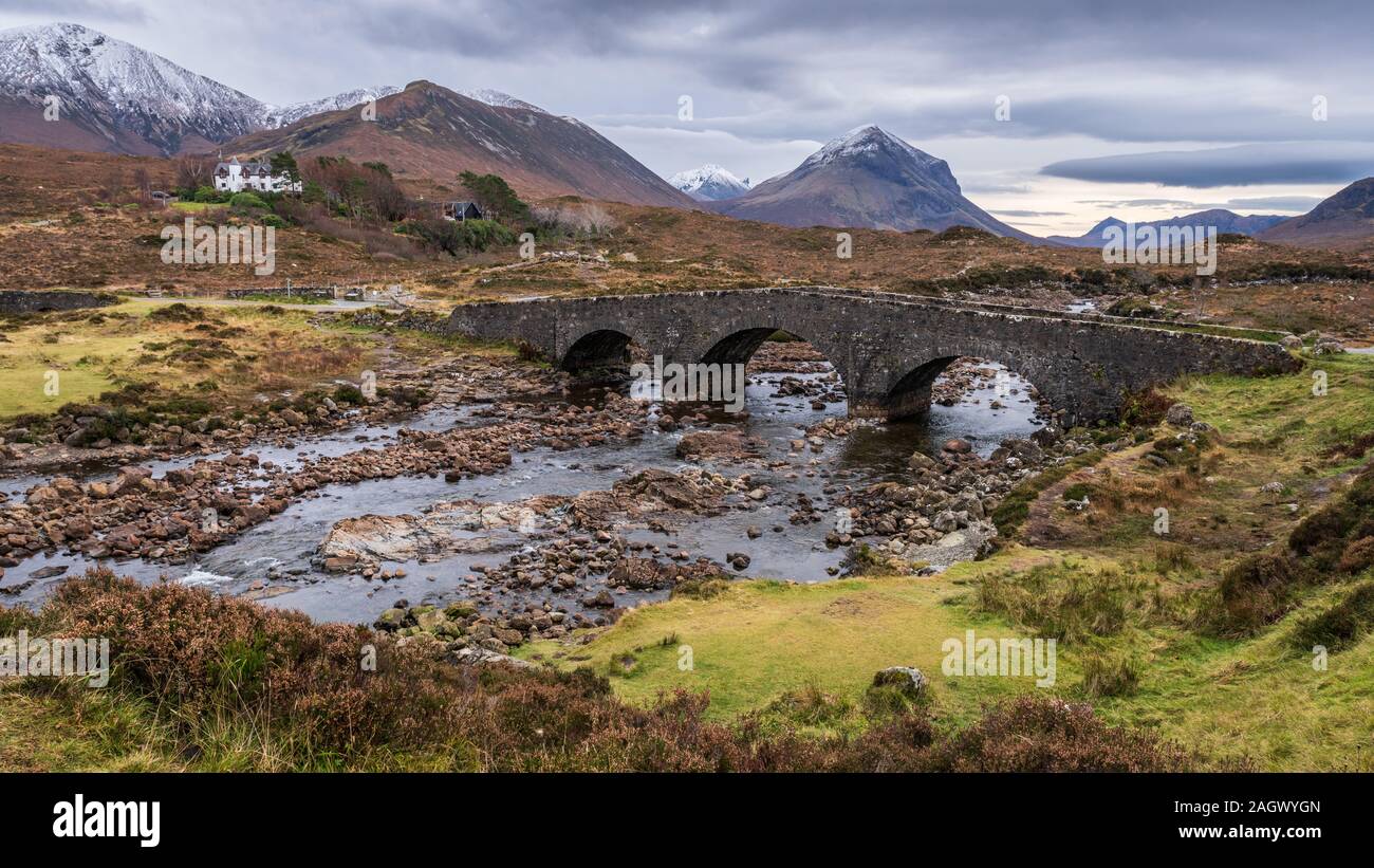 Pont de Pierre Sligachan et les montagnes en hiver, l'île de Skye Banque D'Images