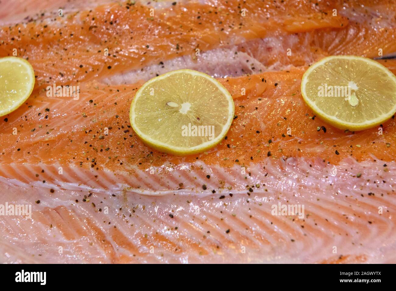 Poisson saumon citron et poivre noir avec de la préparation. Banque D'Images