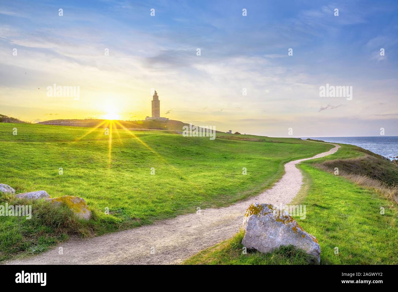 Paysage avec tour d'Hercule - ancient roman phare encore en usage, La Corogne, Galice, Espagne Banque D'Images