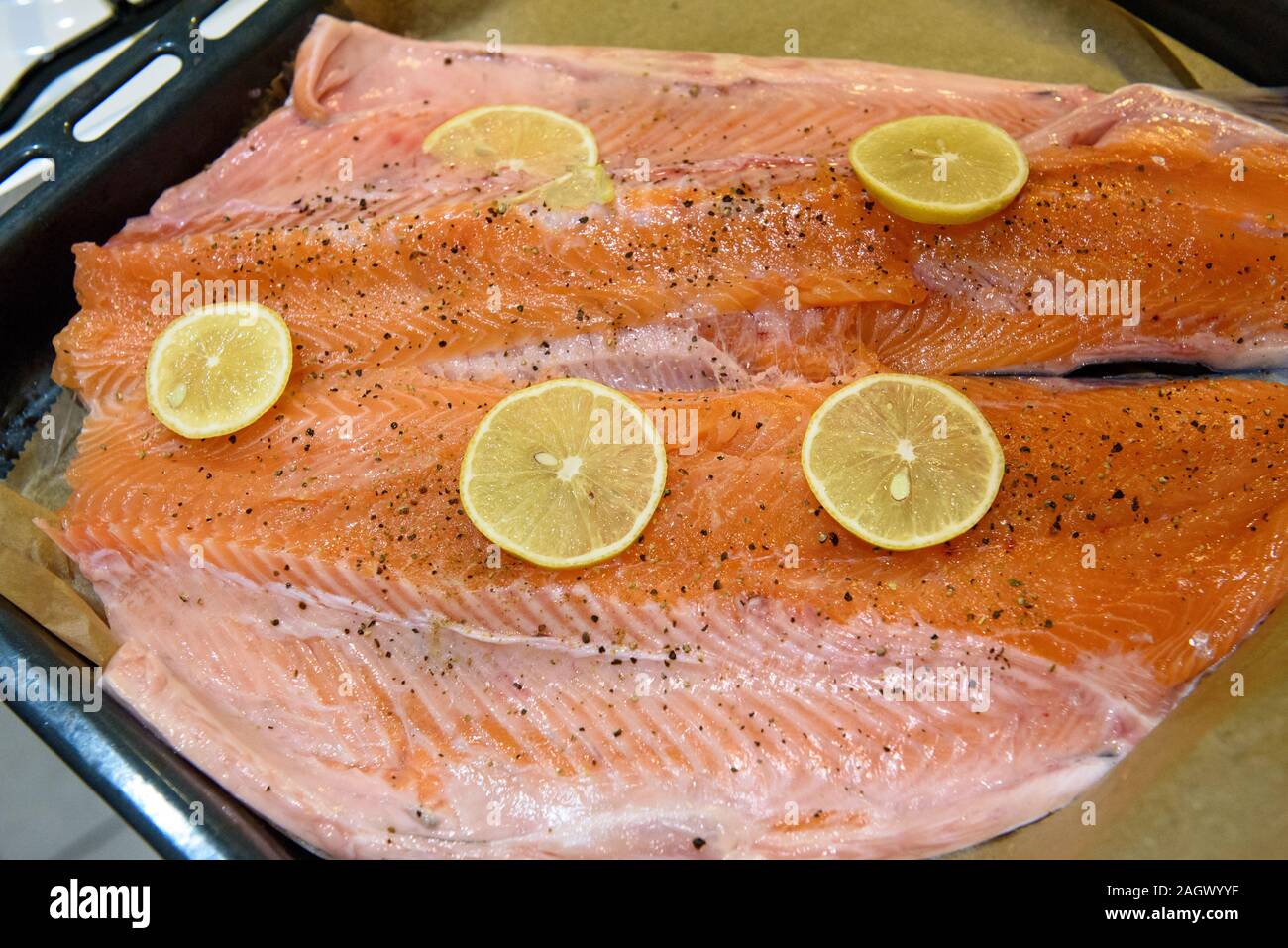 Poisson saumon citron et poivre noir avec de la préparation. Banque D'Images