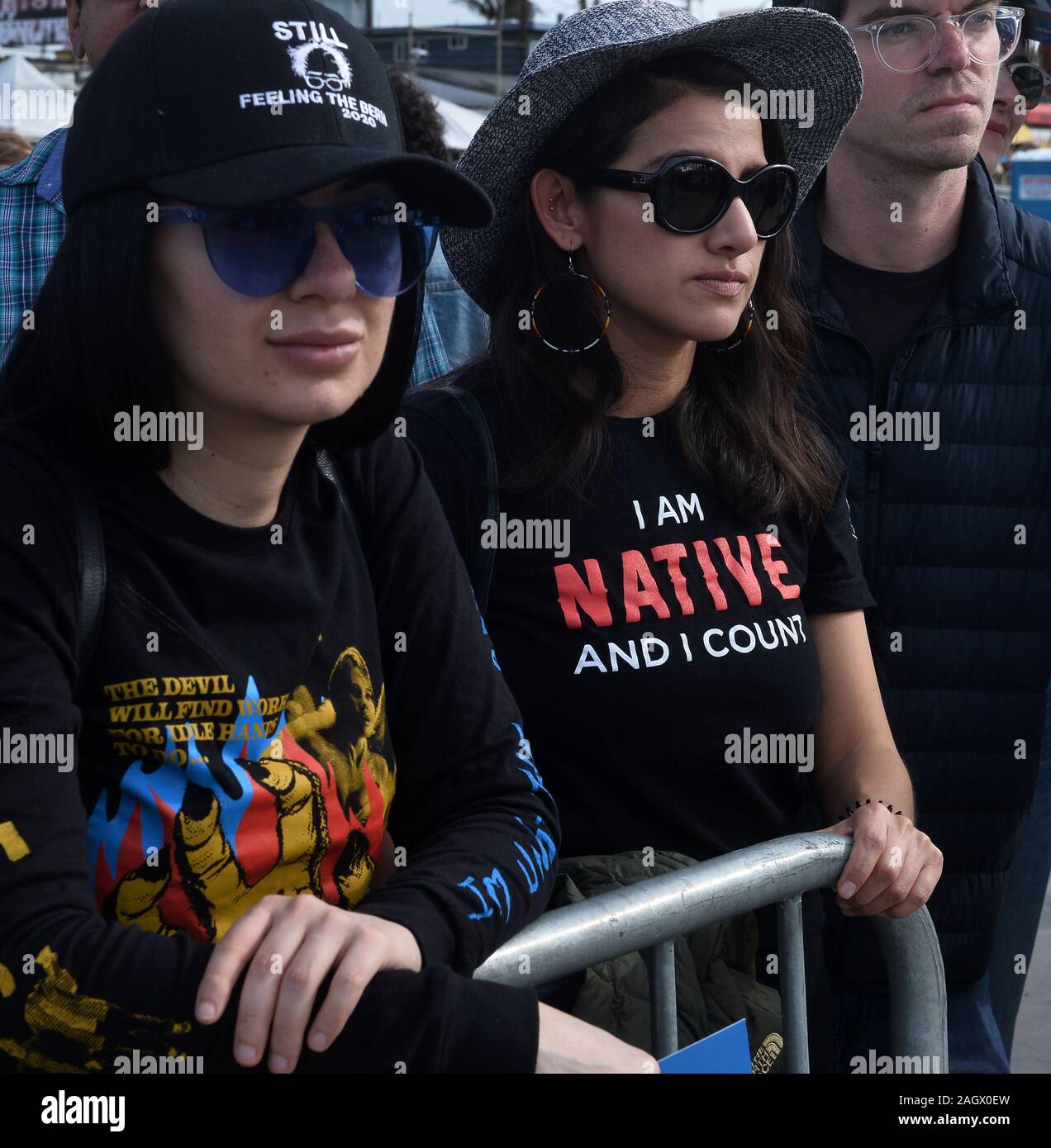 Los Angeles, USA. Dec 22, 2019. Ocasio-Cortez d'Alexandrie et des milliers de supporters inscrivez-vous le candidat démocrate Bernie Sanders lors d'un rassemblement au bord de la plage de Venice à Los Angeles le Samedi, Décembre 21, 2019. Ocasio-Cortez l'éloge Sanders pour son plan de protection climatique ambitieux, qu'elle appelle "une solution qui s'efforce d'être au moins sur l'ampleur de la crise." sur la politique étrangère, elle a félicité Sanders' 'long engagement à s'assurer que nous sommes de retour à l'échelle de la guerre sans fin.'' Photo de Jim Ruymen/UPI UPI : Crédit/Alamy Live News Banque D'Images