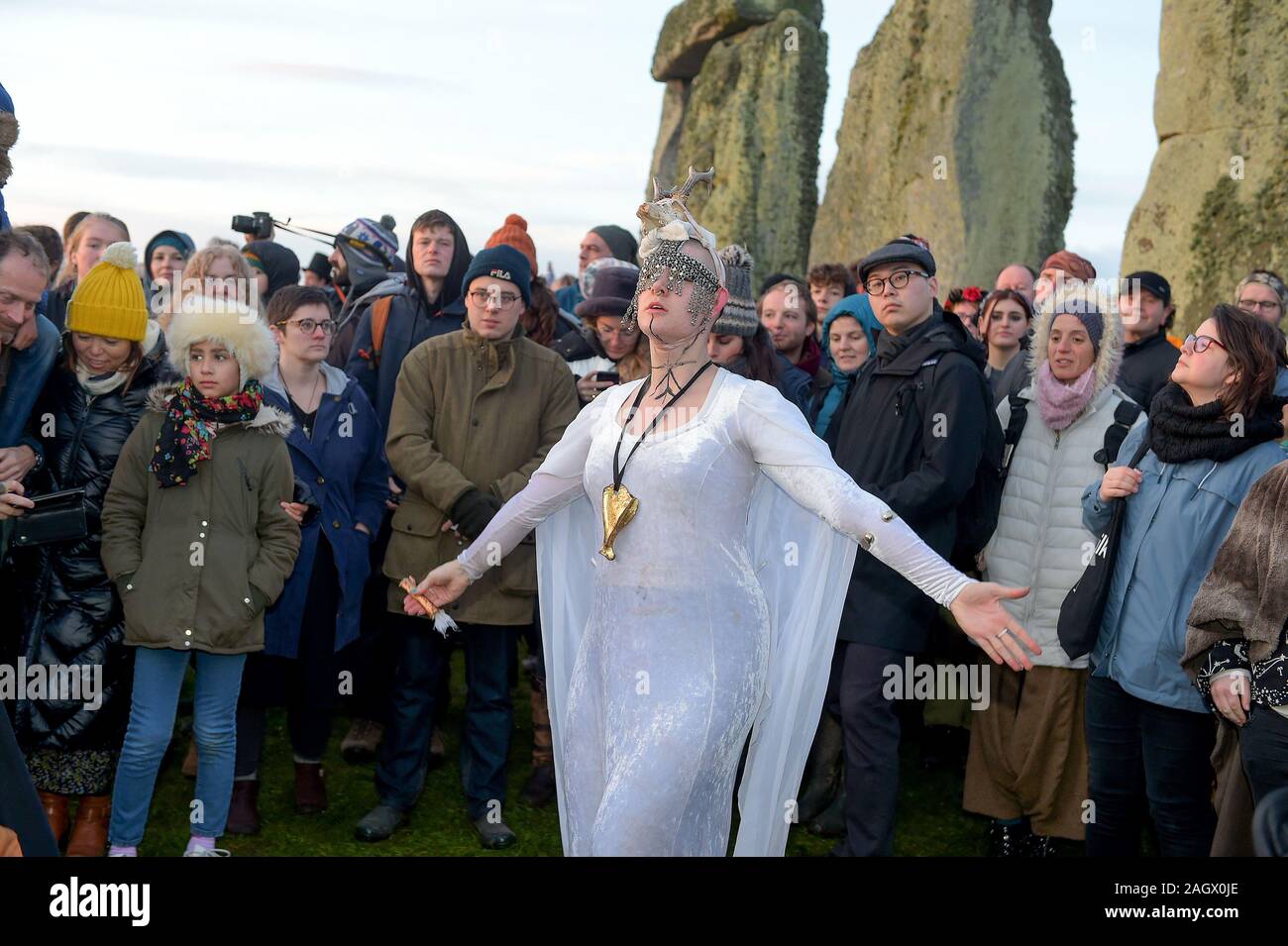 Wiltshire, Royaume-Uni. Dec 22, 2019. Carnavaliers à Stonehenge bienvenue l'aube sur le solstice d'hiver, le jour le plus court de l'année. Le soleil s'est levé à 08;04h00 et le Solstice officiel dans l'hémisphère Nord était à 04.19h le dimanche 22 décembre 2019. Les païens de célébrer le plus grand nombre d'heures d'obscurité et le retour du soleil comme jours s'allongent jusqu'à ce que le solstice d'été. Crédit : MARTIN DALTON/Alamy Live News Banque D'Images