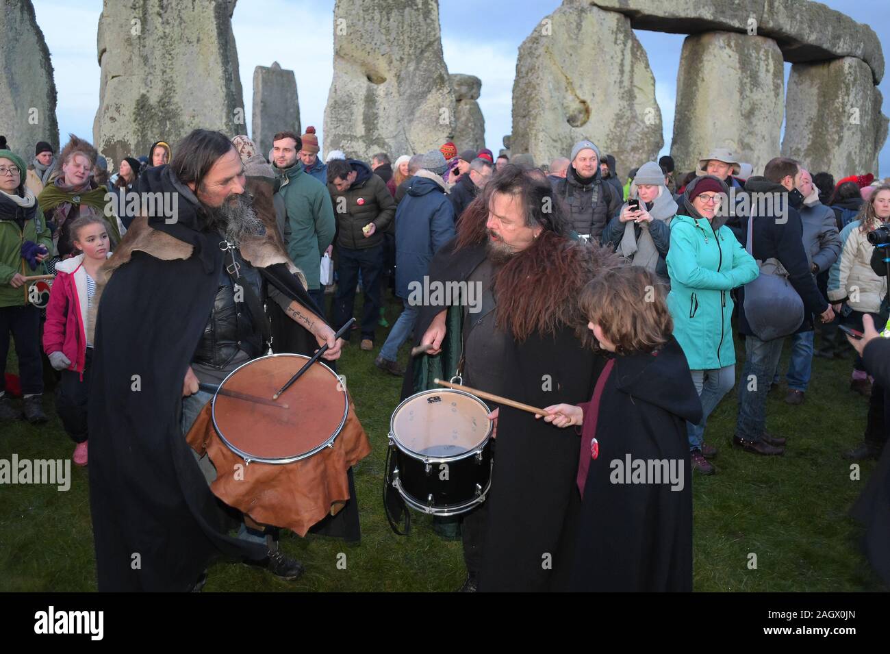 Wiltshire, Royaume-Uni. Dec 22, 2019. Carnavaliers à Stonehenge bienvenue l'aube sur le solstice d'hiver, le jour le plus court de l'année. Le soleil s'est levé à 08;04h00 et le Solstice officiel dans l'hémisphère Nord était à 04.19h le dimanche 22 décembre 2019. Les païens de célébrer le plus grand nombre d'heures d'obscurité et le retour du soleil comme jours s'allongent jusqu'à ce que le solstice d'été. Crédit : MARTIN DALTON/Alamy Live News Banque D'Images