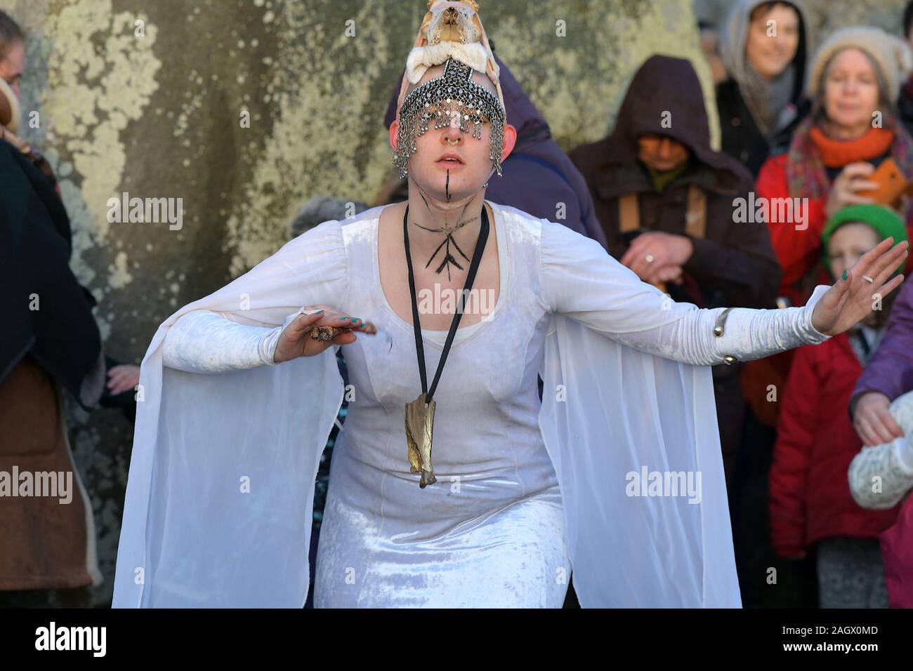 Wiltshire, Royaume-Uni. Dec 22, 2019. Carnavaliers à Stonehenge bienvenue l'aube sur le solstice d'hiver, le jour le plus court de l'année. Le soleil s'est levé à 08;04h00 et le Solstice officiel dans l'hémisphère Nord était à 04.19h le dimanche 22 décembre 2019. Les païens de célébrer le plus grand nombre d'heures d'obscurité et le retour du soleil comme jours s'allongent jusqu'à ce que le solstice d'été. Crédit : MARTIN DALTON/Alamy Live News Banque D'Images