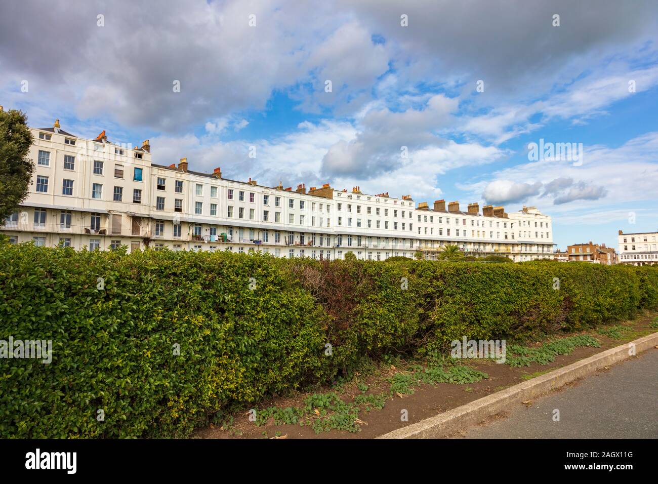 Une fois sur la terrasse Grand Regency Western Esplanade donnant sur la Manche et le Port Royal de Ramsgate, Kent, UK Banque D'Images