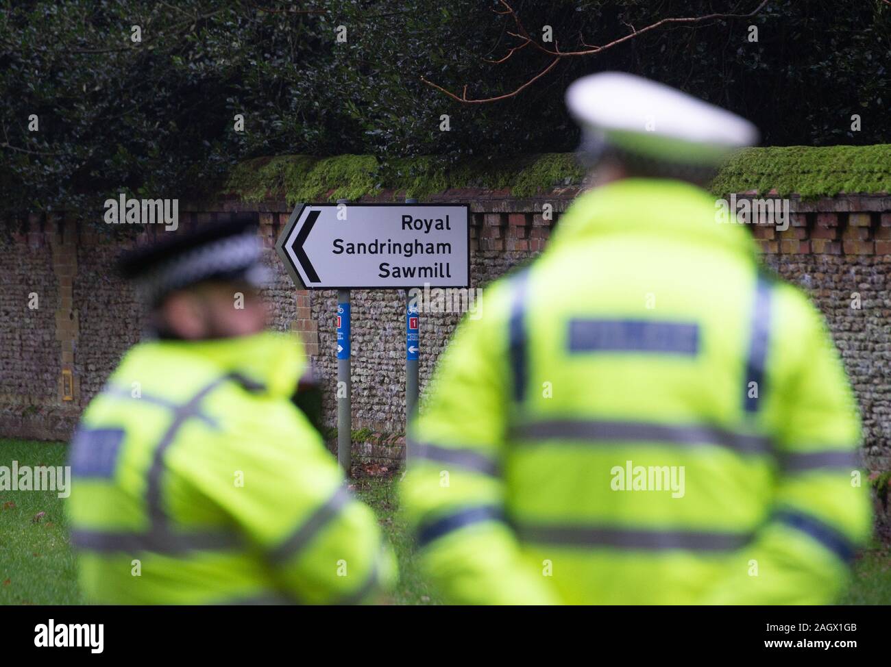 Police à un contrôle de sécurité avant de la reine Elizabeth II Participation à un service religieux à l'église St Mary Magdalene à Sandringham, Norfolk. Banque D'Images
