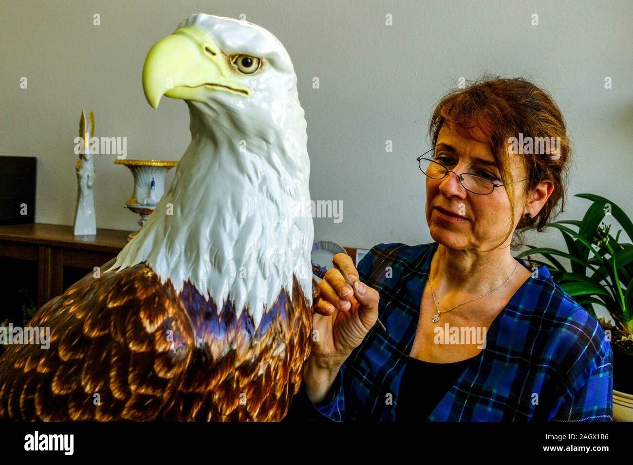 Meissen figurine aigle, la femme en atelier d'art décorent l'aigle Bald Meissen Allemagne Banque D'Images