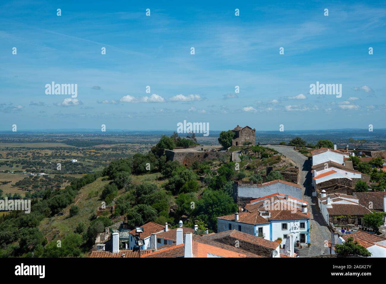 Ansicht von oben auf die Ortschaft Monsaraz mit Blick auf die Landschaft und die Grenze zwischen naheliegenden Portugal und Spanien Banque D'Images