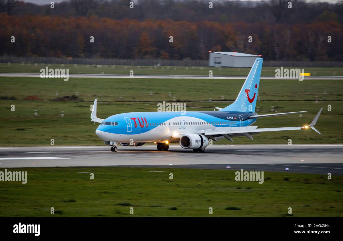 L'Aéroport International de DŸsseldorf, DHS, TUI Boeing 737-8K5, à l'atterrissage, Banque D'Images