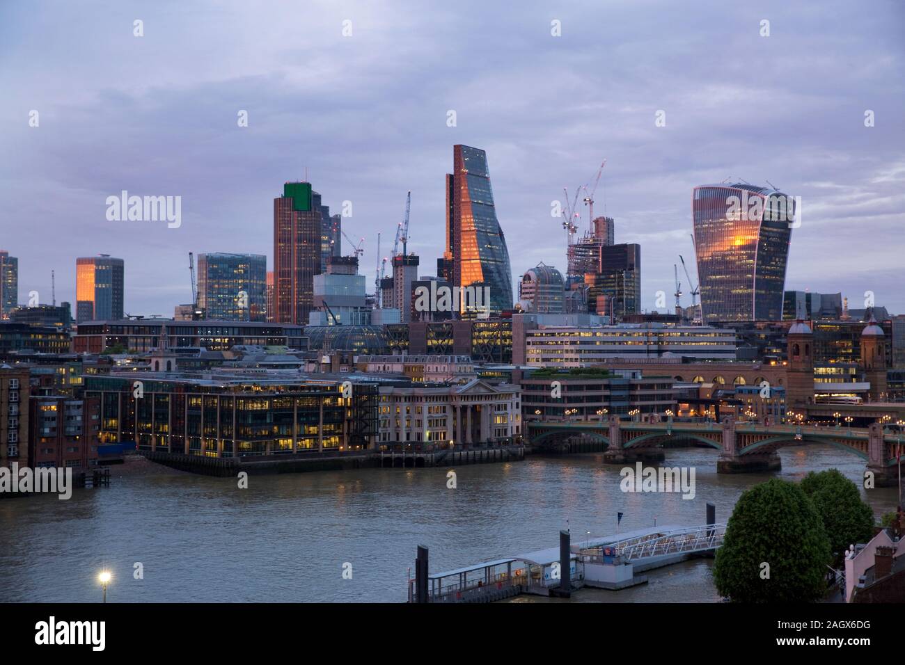 Vue sur la Tamise à Londres city sky-line de Tate Modern, montrant Southwark Bridge, tour 42, le walkie-talkie et l'Cheesegrater. Banque D'Images