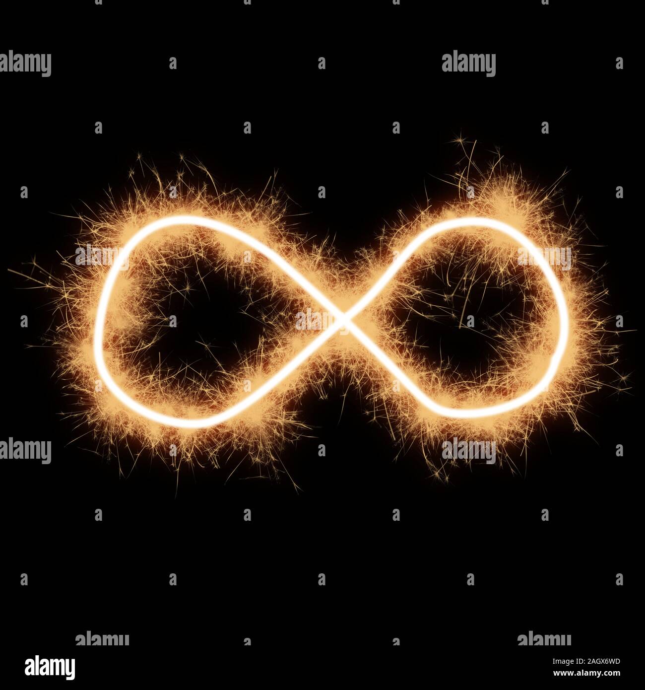 Symbole de la lemniscate écrit par étincelles pétard sur un fond noir. Banque D'Images