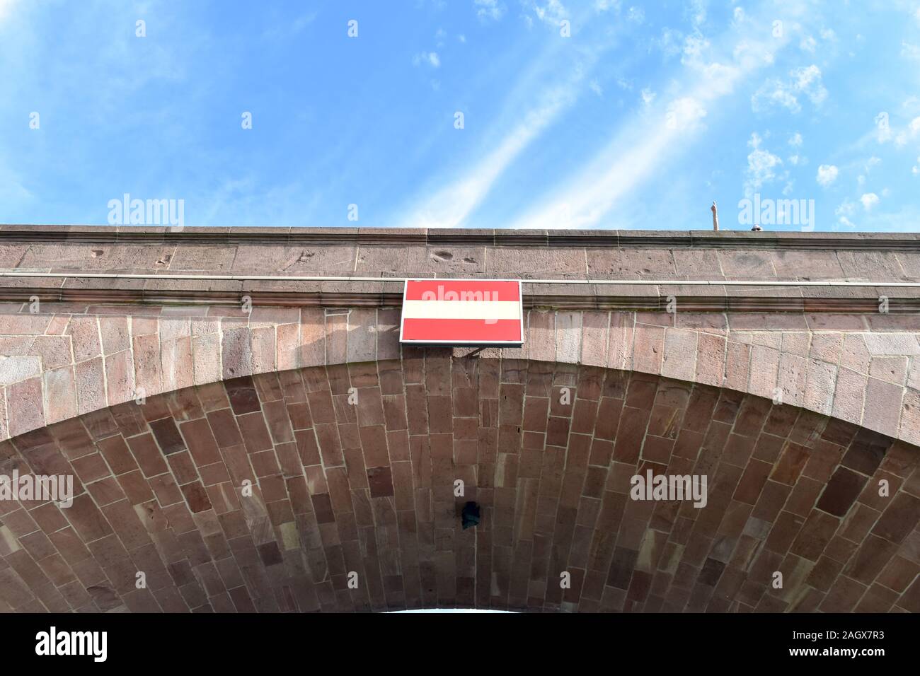 Panneau rouge et blanc sur le pont. Banque D'Images