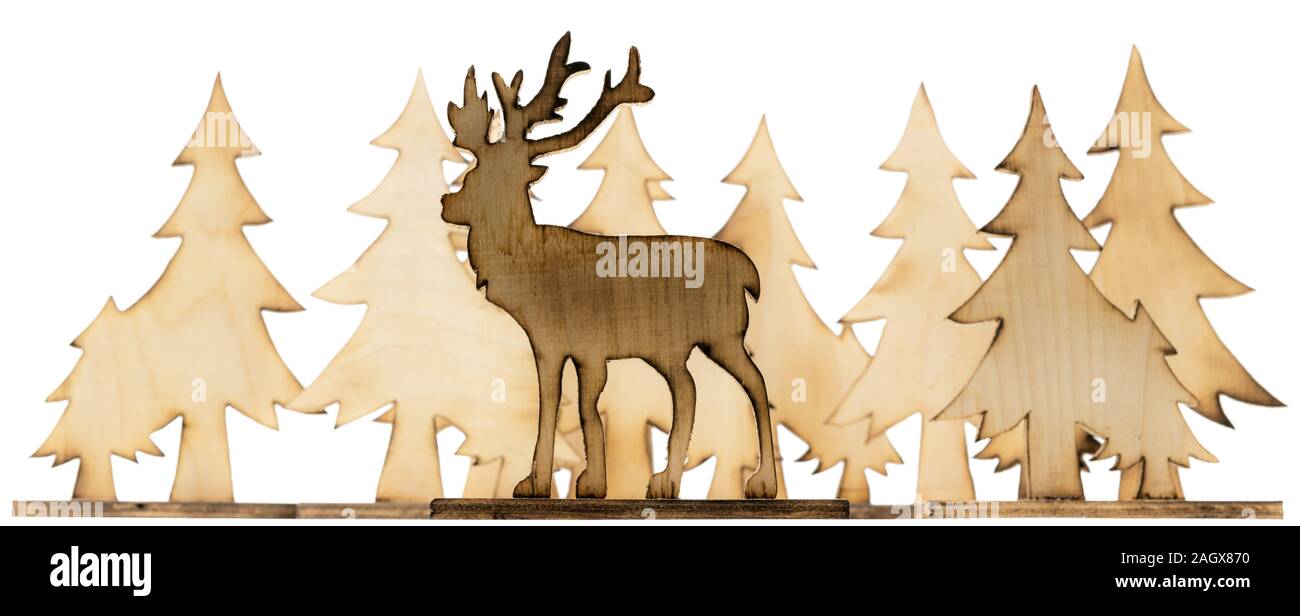 Découper deer figure en bois avec bords en bois foncé et sapins isolated on white Banque D'Images