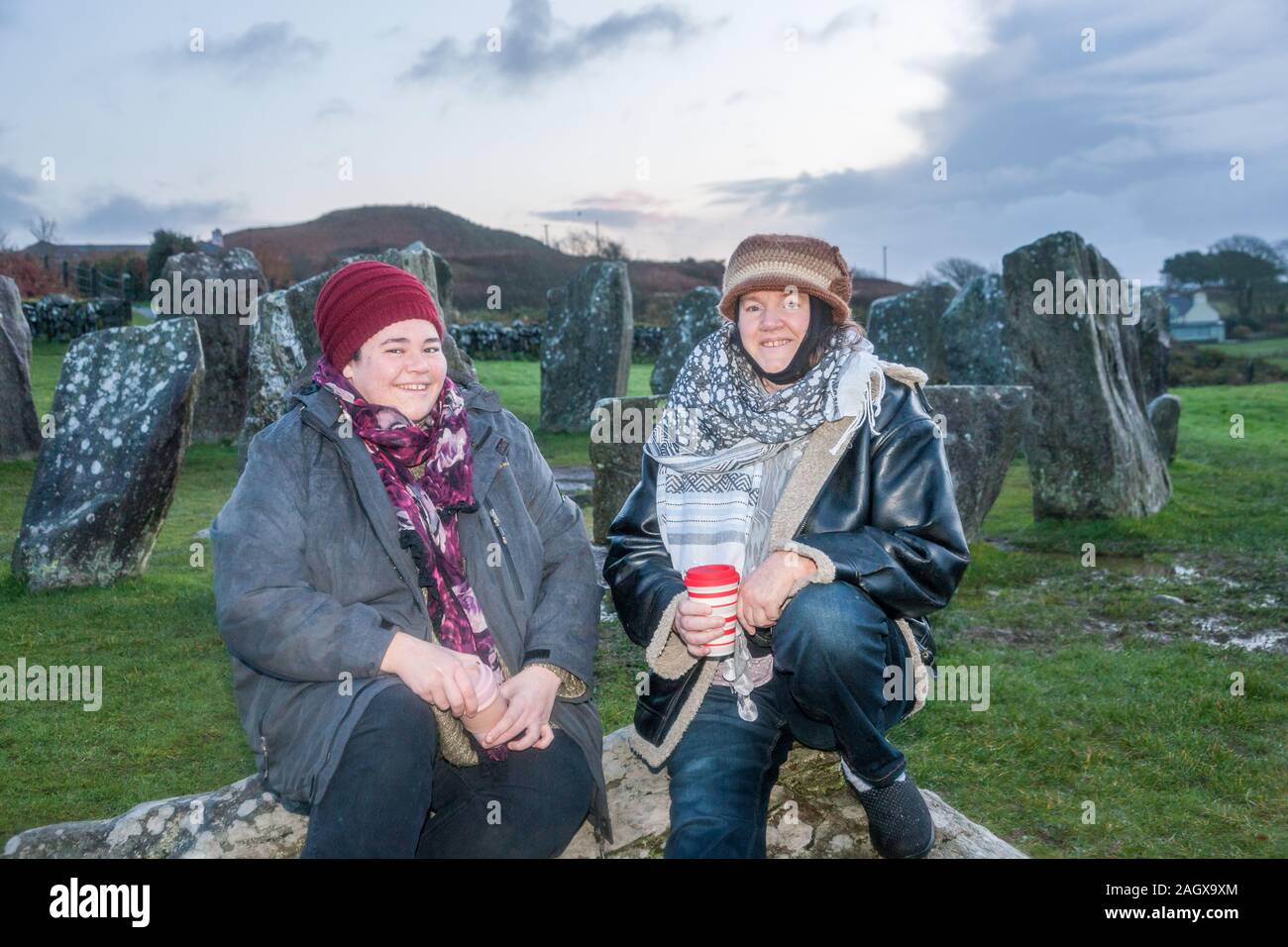 , Drombeg Glandore, Cork, Irlande. 22 Décembre, 2019. Sarah Radwan, 03320 et Carol Nagle en attendant le lever du soleil lors du solstice d'hiver à l'extérieur du cercle de pierres de Drombeg Glandore, comté de Cork, Irlande. - Crédit ; David Creedon / Alamy Live News Banque D'Images