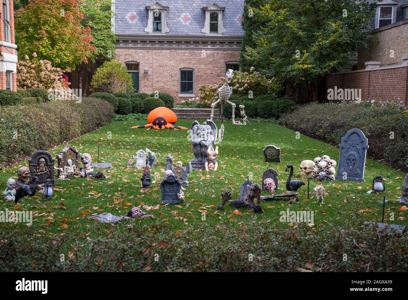 Décoration Halloween dans un jardin, Wicker Park, Chicago, Illinois, États-Unis Banque D'Images