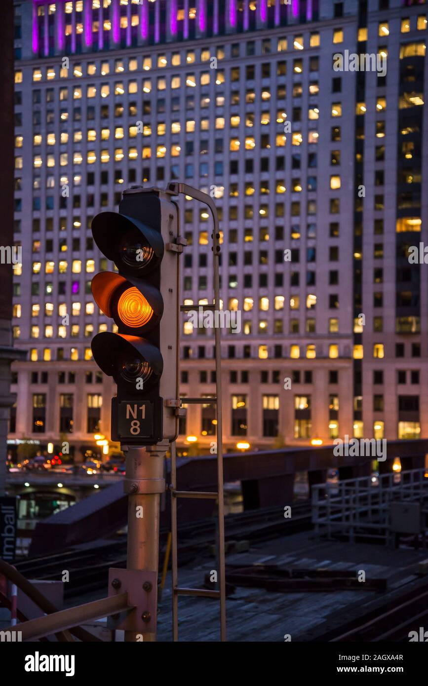 Signal de la lumière et vue sur l'emblématique de l'architecture du centre-ville de Merchandise Mart L-plate-forme du train, Chicago, Illinois, États-Unis Banque D'Images