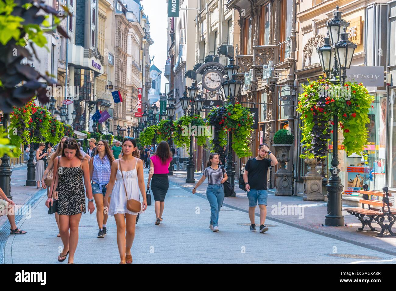 BUDAPEST, HONGRIE - Jul 30, 2019 : célèbre rue Vaci, la principale rue  commerçante de Budapest, Hongrie Photo Stock - Alamy