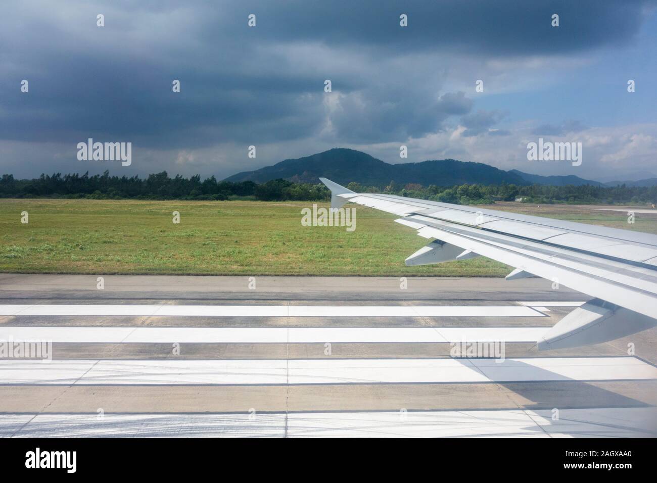 Vietnam Airlines Airbus atterrissant à l'Aéroport International de Ta Son Nhat de Ho Chi Minh Ville, Vietnam Banque D'Images