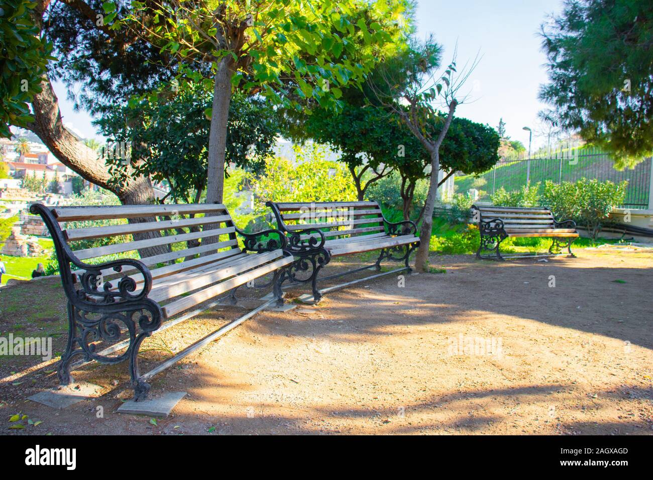 Trois banquettes dans un parc sur une journée ensoleillée à Athènes, Grèce Banque D'Images