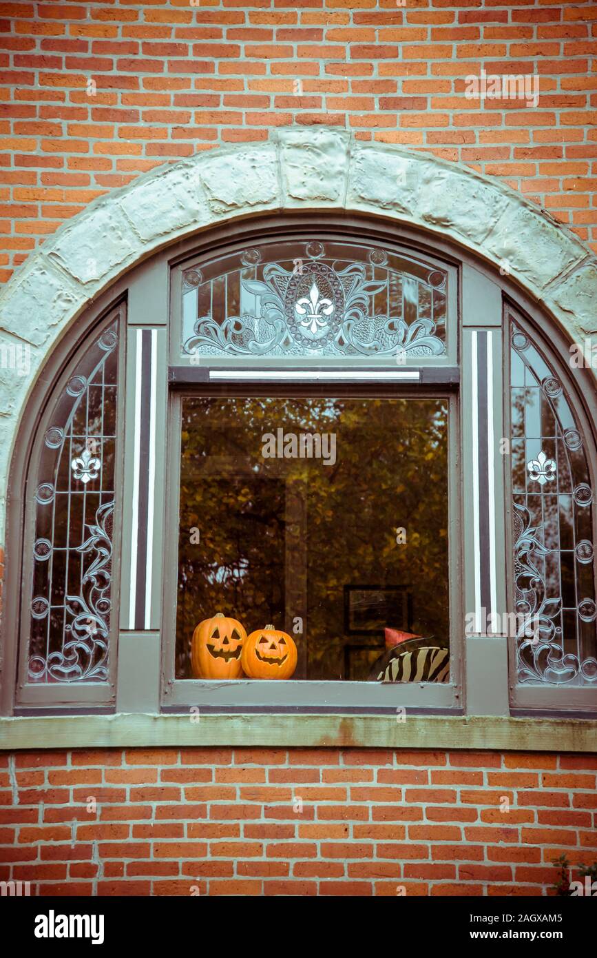 Citrouilles d'Halloween dans une fenêtre d'une traditionnelle maison d'habitation dans quartier village allemand, Columbus, Ohio, USA Banque D'Images