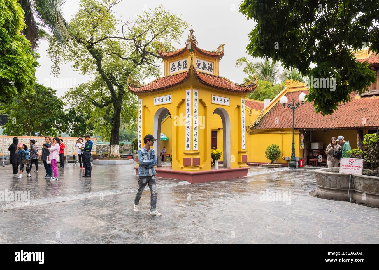 La Pagode Tran Quoc, Hanoi, Vietnam les touristes dans la cour Banque D'Images