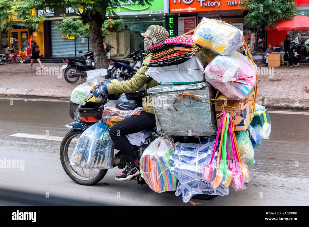 Homme sur moto chargés de marchandises, Hanoi Vietnam Photo Stock - Alamy