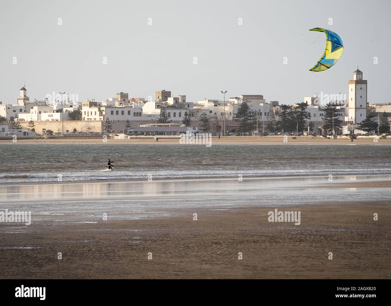 Essaouira, Maroc - Septembre 2017 : début de soirée kite-surf comme le soleil commence à se coucher sur l'océan Banque D'Images