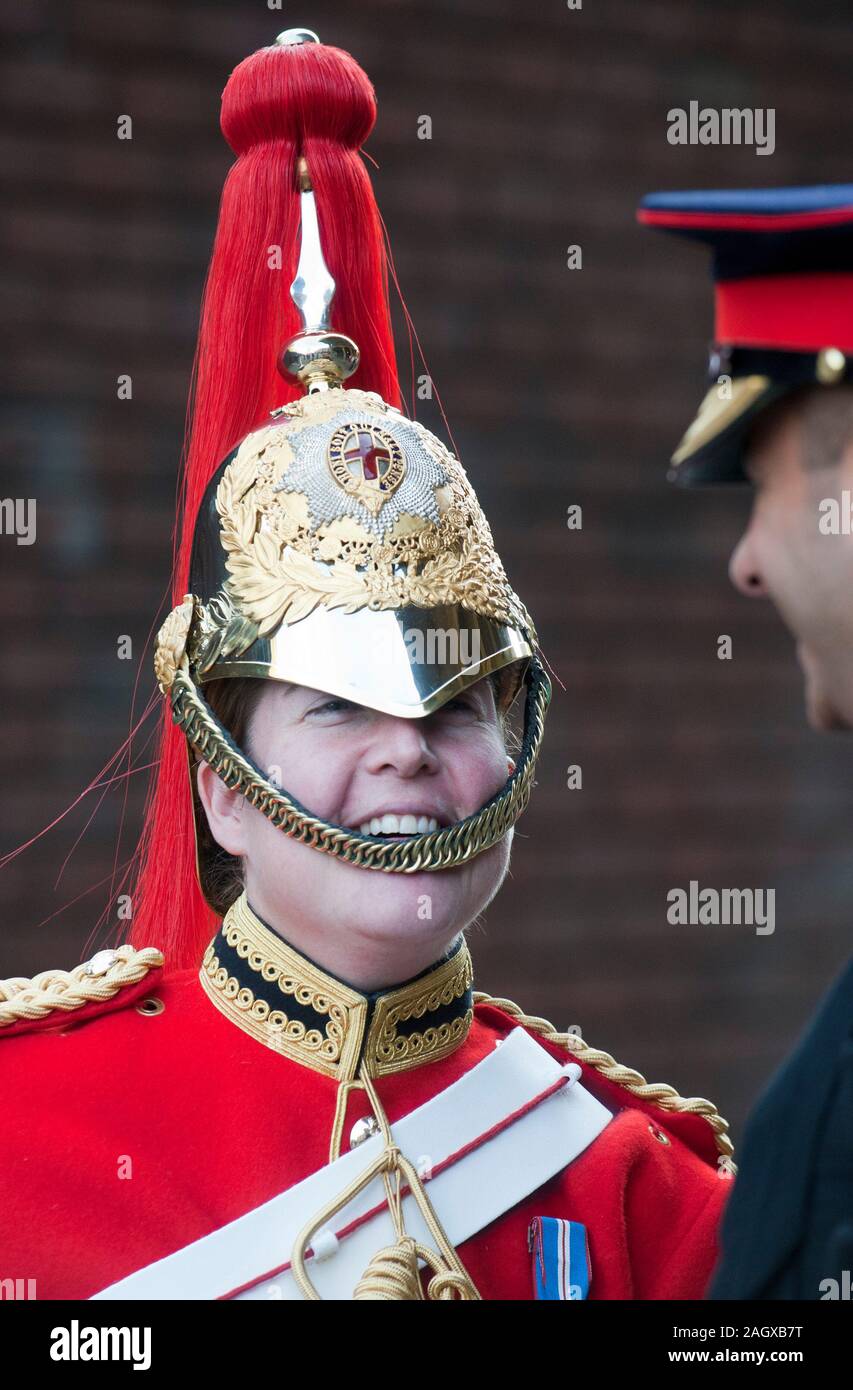 1re classe Adjudant Esther devient la première femme chef d'harmonie dans la vie des ménages de la division des gardiens de l'armée britannique. Elle a assisté à son 'passing out' parade à la caserne de Knightsbridge à Londres, accompagné par ses parents Elaine et Tom Freeborn et le ministre des Sports et ancien maître-nageur général Hugh Robertson. Banque D'Images