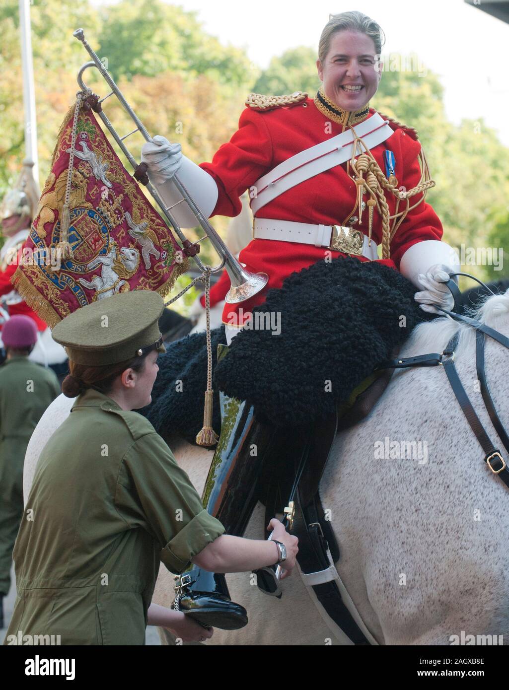 1re classe Adjudant Esther devient la première femme chef d'harmonie dans la vie des ménages de la division des gardiens de l'armée britannique. Elle a assisté à son 'passing out' parade à la caserne de Knightsbridge à Londres, accompagné par ses parents Elaine et Tom Freeborn et le ministre des Sports et ancien maître-nageur général Hugh Robertson. Banque D'Images