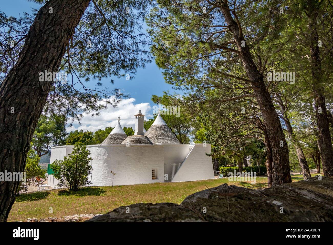 Toits et grillage de truli cylindrique typique blanchi à la chaux, maisons près de Alberobello, Puglia, Italie avec incroyable ciel bleu avec des nuages, Street View, frame Banque D'Images
