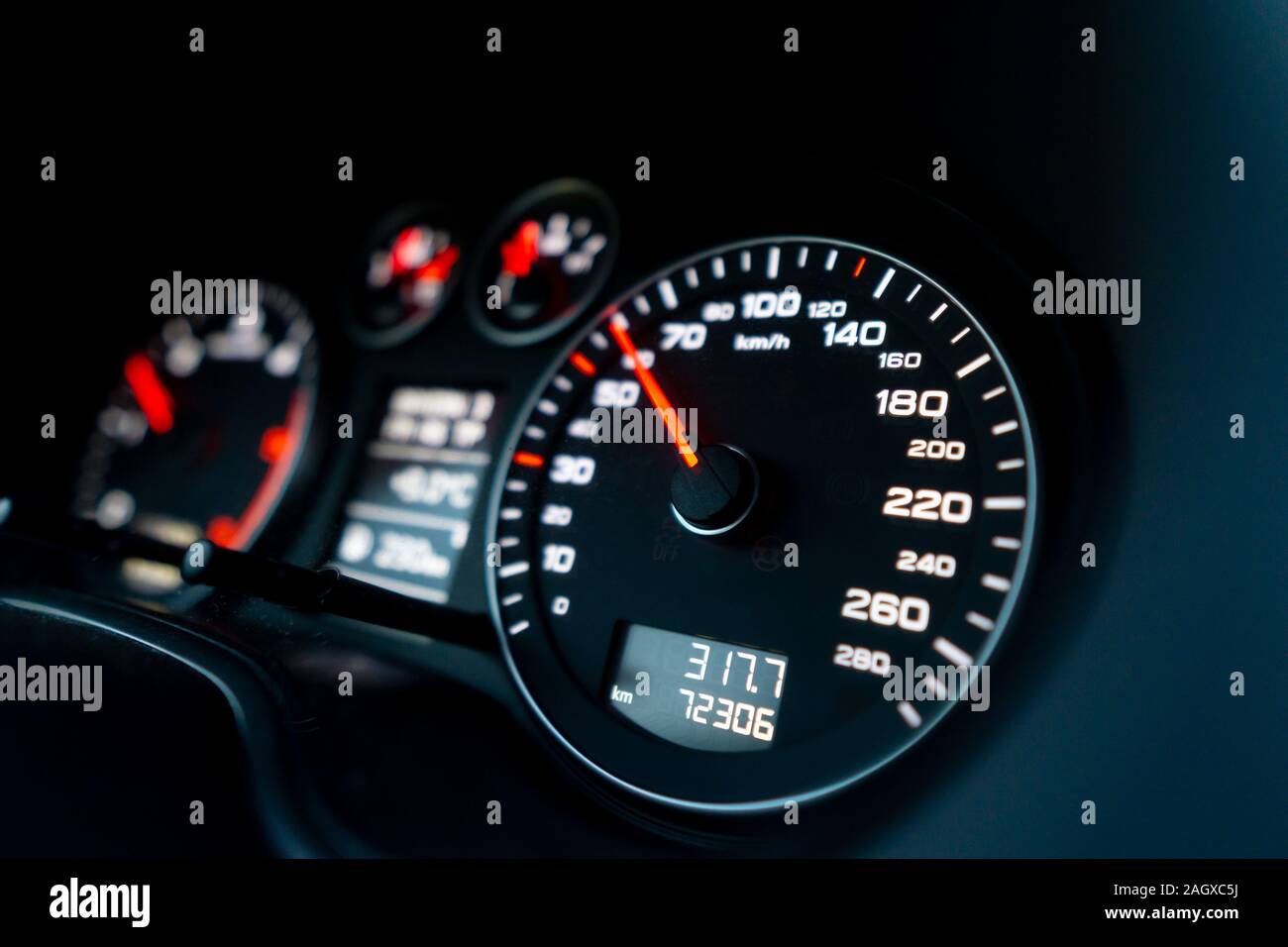 Gros plan de l'indicateur de vitesse dans une voiture. Tableau de bord de voiture avec plus de détails avec indication lampes et tableau de bord. L'intérieur moderne Banque D'Images