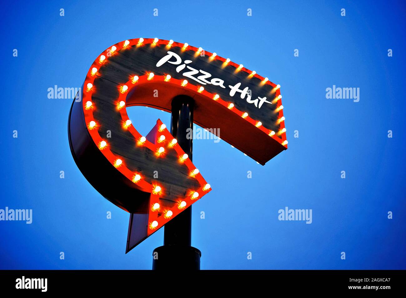 La flèche de Pizza Hut au crépuscule Banque D'Images